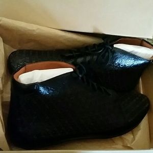 Women's nice ankle boot. Perfect with your jeans.